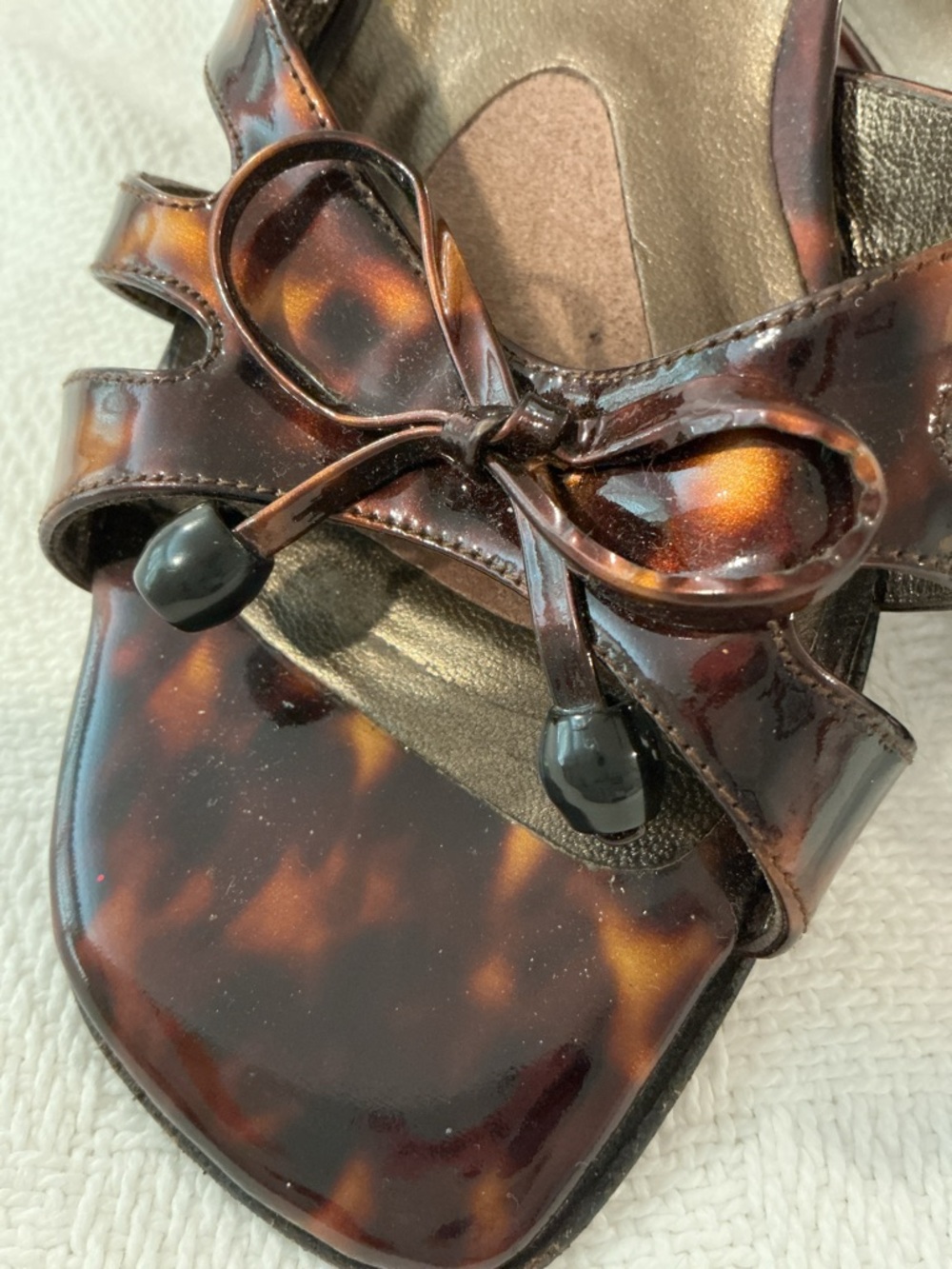 Stuart Weitzman Brown Tortoiseshell Patent Leather Slide Sandals with Bow Accent - Picture 7 of 7